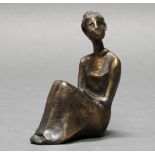 Bronze, "Sitzende Weibliche Figur", verso bezeichnet EM, 10 cm hoch. Provenienz: direkt von der Kü