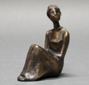 Bronze, "Sitzende Weibliche Figur", verso bezeichnet EM, 10 cm hoch. Provenienz: direkt von der Kü