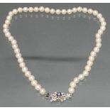 Perlenkette, 53 Akoya-Zuchtperlen ø ca. 7 mm, Schließe WG 750, 1 kleiner Brillant, 6 kleine facet