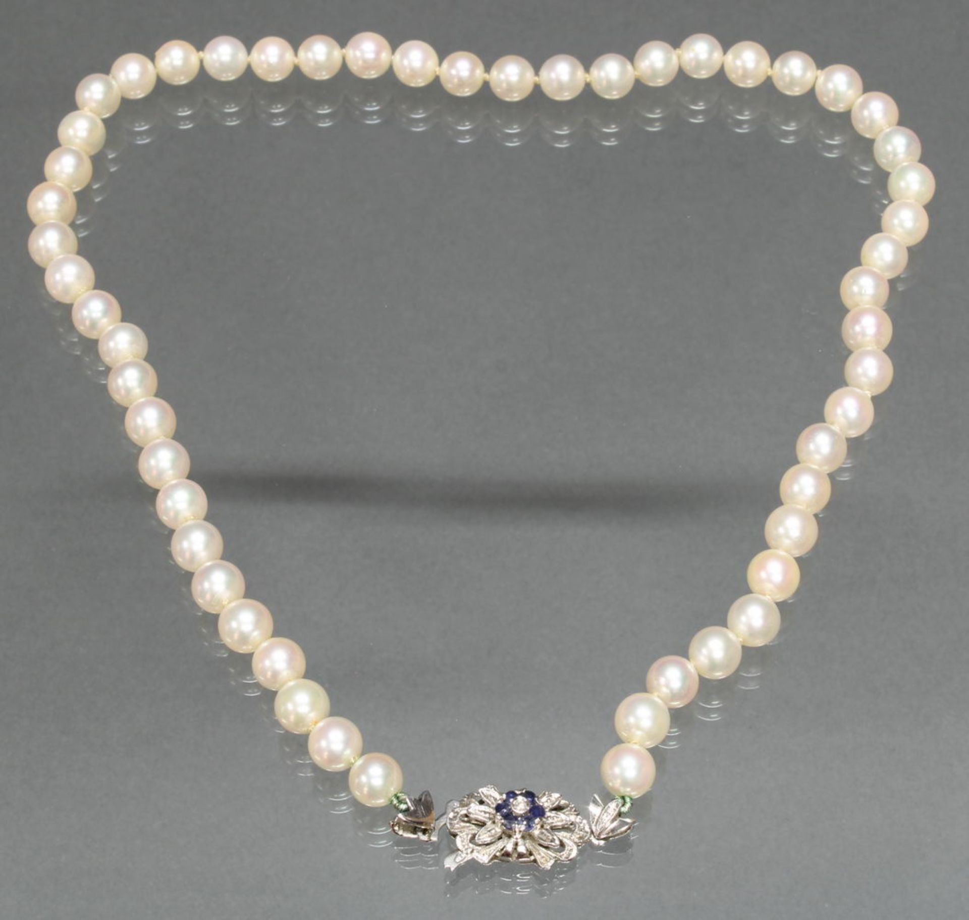 Perlenkette, 53 Akoya-Zuchtperlen ø ca. 7 mm, Schließe WG 750, 1 kleiner Brillant, 6 kleine facet