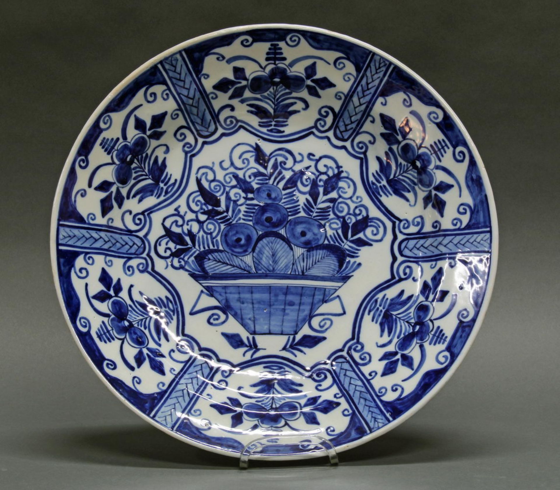 Fayenceplatte, Delft, 19./20 Jh., blaue Klauenmarke, Blaudekor mit Blütenkorb, ø 35.5 cm