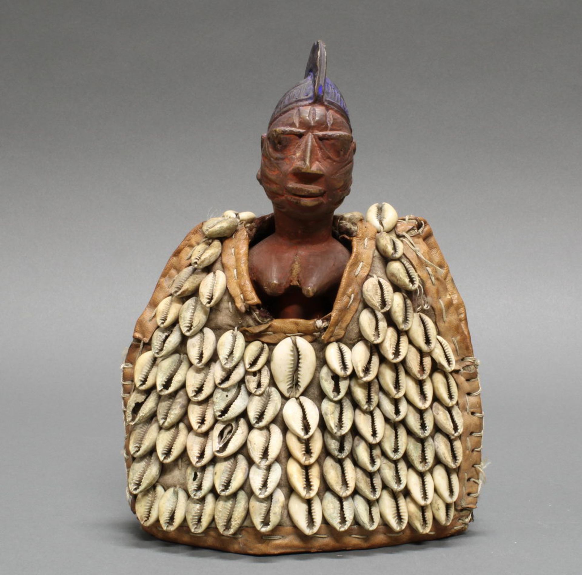 Zwillingsfigur, 'ibeji', im Kaurismantel, weiblich, Ibarapar/Eruwa, Yoruba, Nigeria, Afrika, authen