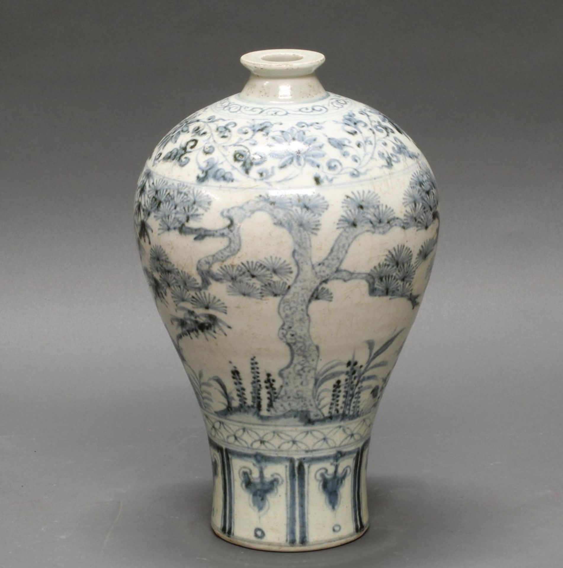 Vase, China, neuzeitlich, Porzellan, Meiping-Form, blau-weißer 3-Freunde-Dekor, 32 cm hoch - Image 2 of 2