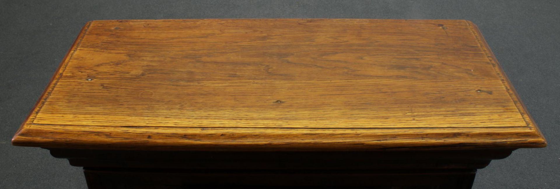 Schränkchen, deutsch, 18. Jh., Eiche, eintürig, untere Schublade, 78 x 66 x 32 cm - Image 2 of 2