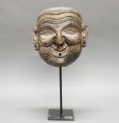 Tanzmaske, "Lächelndes Gesicht", Tibet/Nepal, 19./20. Jh., Holz, geschnitzt, Reste von farbiger B