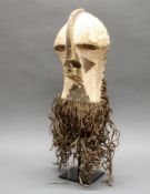 Kifwebe-Maske, Songe, Kongo, Afrika, authentisch, Holz, Kaolin, Bastbart, 40 cm bzw. 68 cm hoch, au