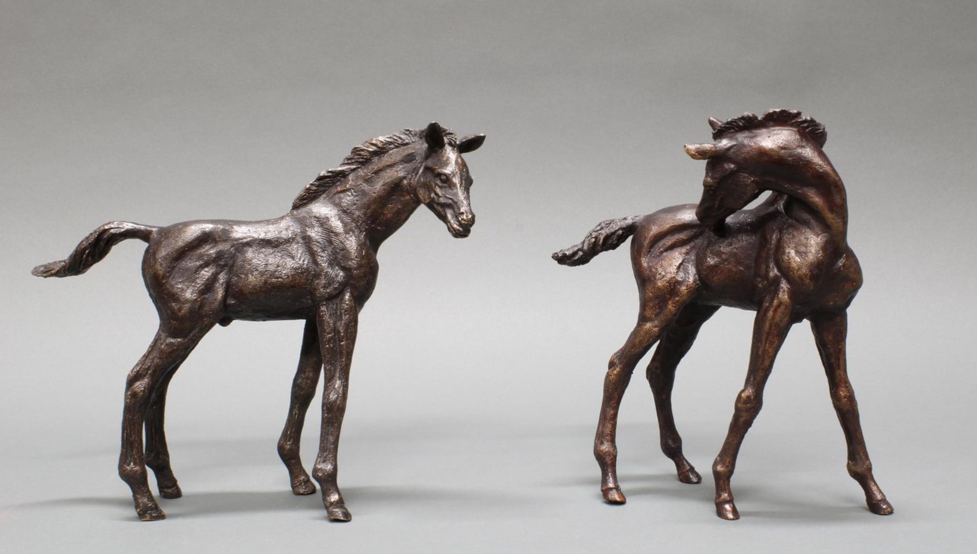 2 Bronzen, braun patiniert, "Fohlen", jeweils am Bauch bezeichnet F. Lipensky, je ca. 25 cm hoch.