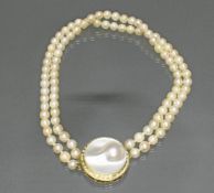 Perlenkette, zweireihig, 47 bzw. 44 Akoya-Zuchtperlen ø ca. 7 mm, Schließe WG 585, Perlmuttscheib