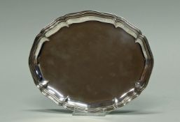 Tablett, Silber 835, deutsch, passig-geschweifter Profilrand, oval, 23 x 18 cm, ca. 165 g, leicht g