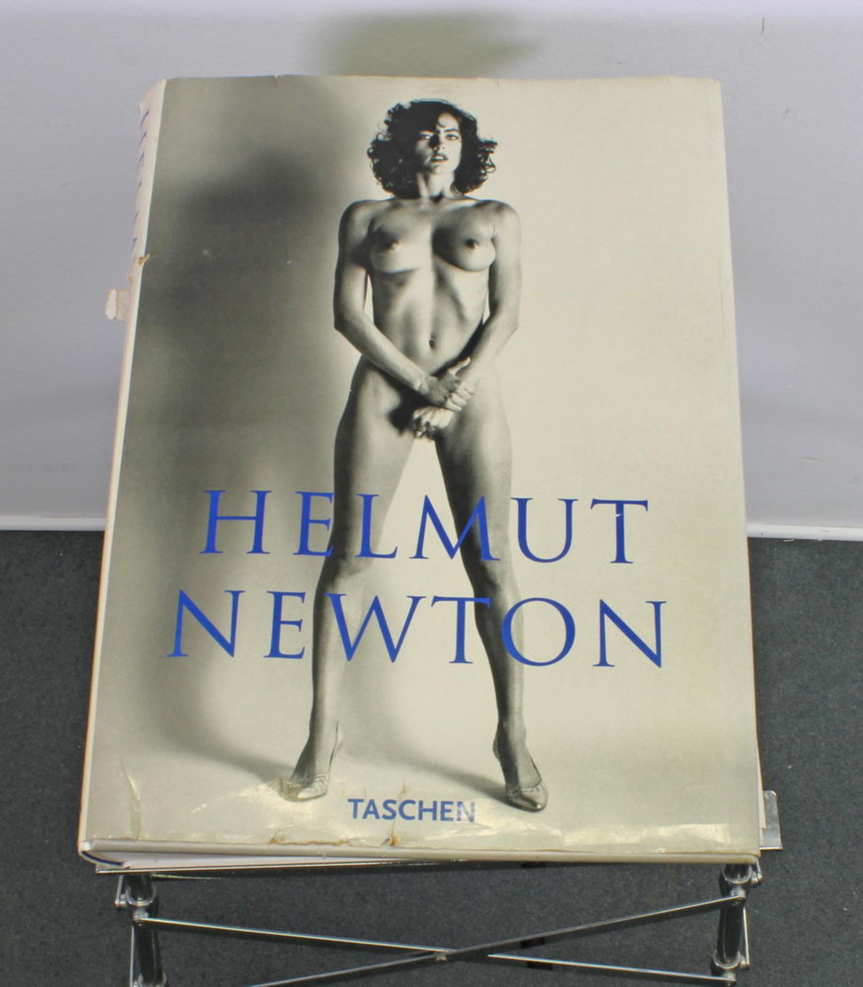 Buch, Helmut Newton, "Sumo", auf Tisch von Phillippe Starck, Monte Carlo, Taschen, 1999, signiert, - Image 3 of 5