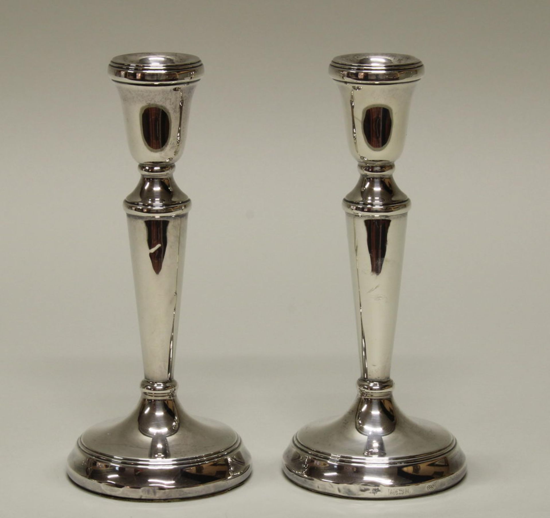 Paar Kerzenleuchter, Silber 925, Birmingham, 1994, vasenförmige Tülle, konischer Schaft auf Rundf
