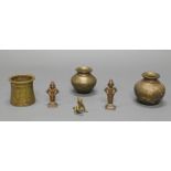 3 Miniaturfiguren, 2 Vasen, Bechergefäß, Indien, 19./20. Jh., Bronze, 4.2-8 cm hoch