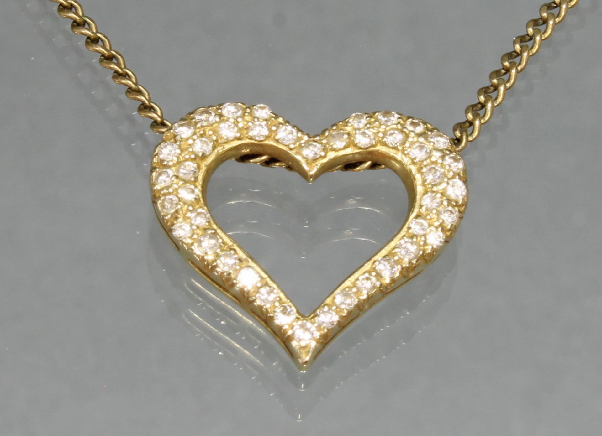 Herzanhänger, GG 585, kleiner Diamantbesatz, an Collierkette GG 333, 52 cm lang, zus. 7 g
