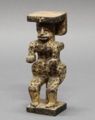 Figur, sitzend, edjo-Stil, Urhobo, Nigeria, Afrika, Holz, weißliche Patina mit schwarzen Punkten,