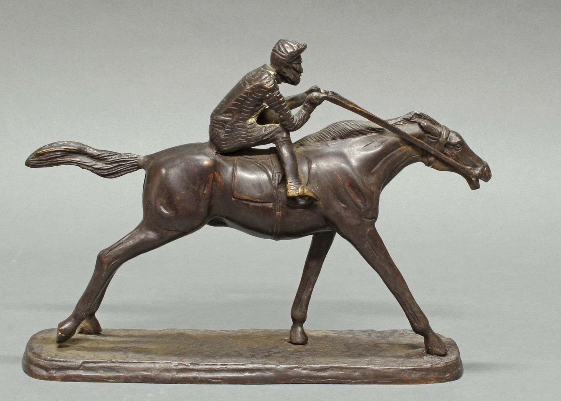 Bronze, dunkelbraun patiniert, "Jockey", 20. Jh., 20 cm hoch, 28 cm lang, an einigen Stellen Patina - Image 3 of 3