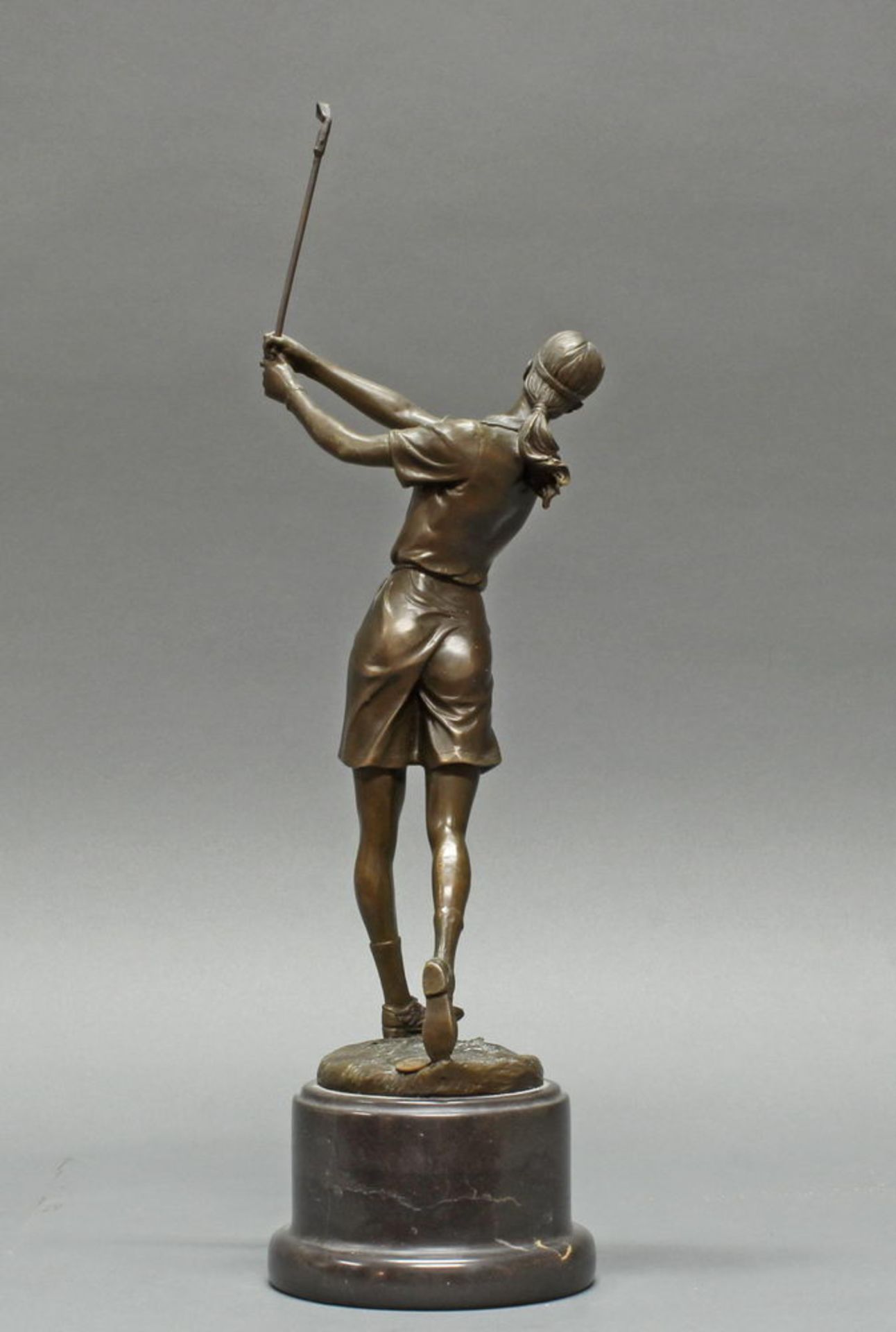 Bronze, dunkelbraun patiniert, "Golfspielerin", auf der Plinthe bezeichnet Milo, Gießerstempel Bro - Image 2 of 3
