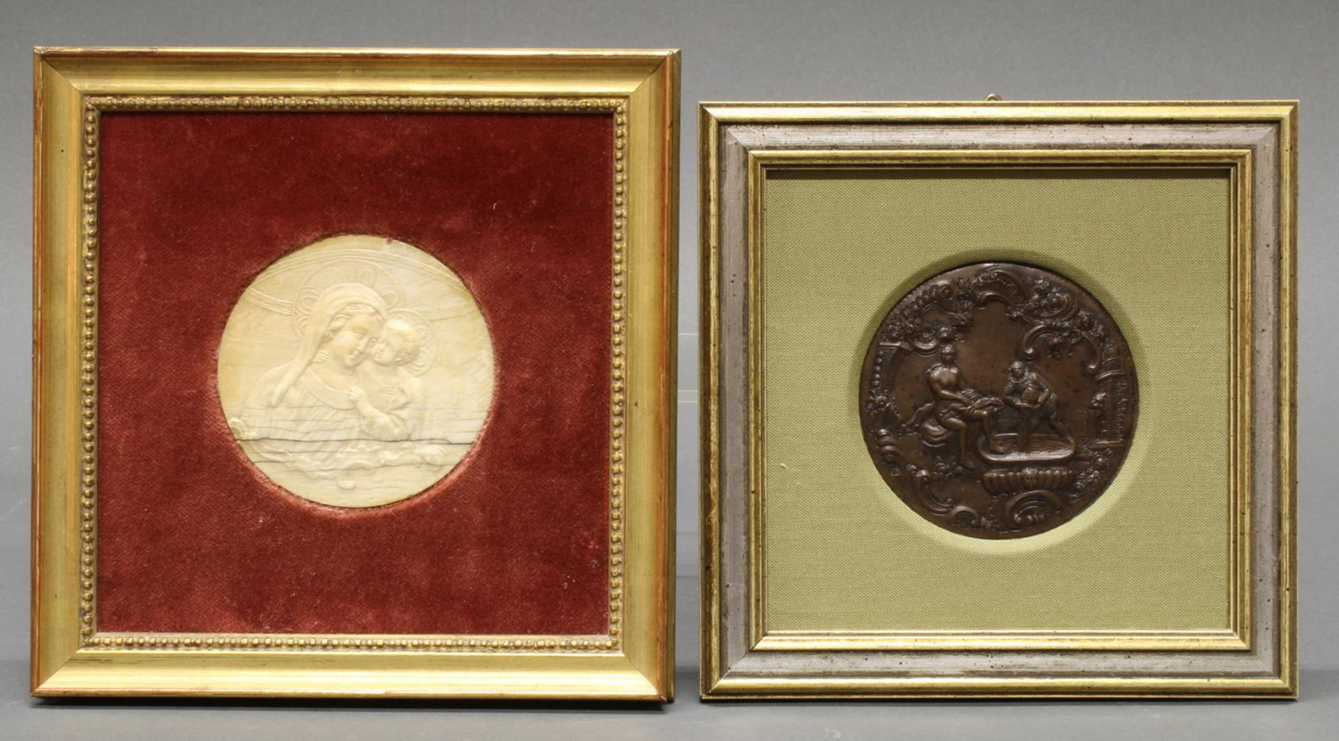 2 kleine Reliefs, jeweils gerahmt: "Muttergottes mit Kind", Elfenbein, 17./18. Jh., ø ca. 7 cm, fe