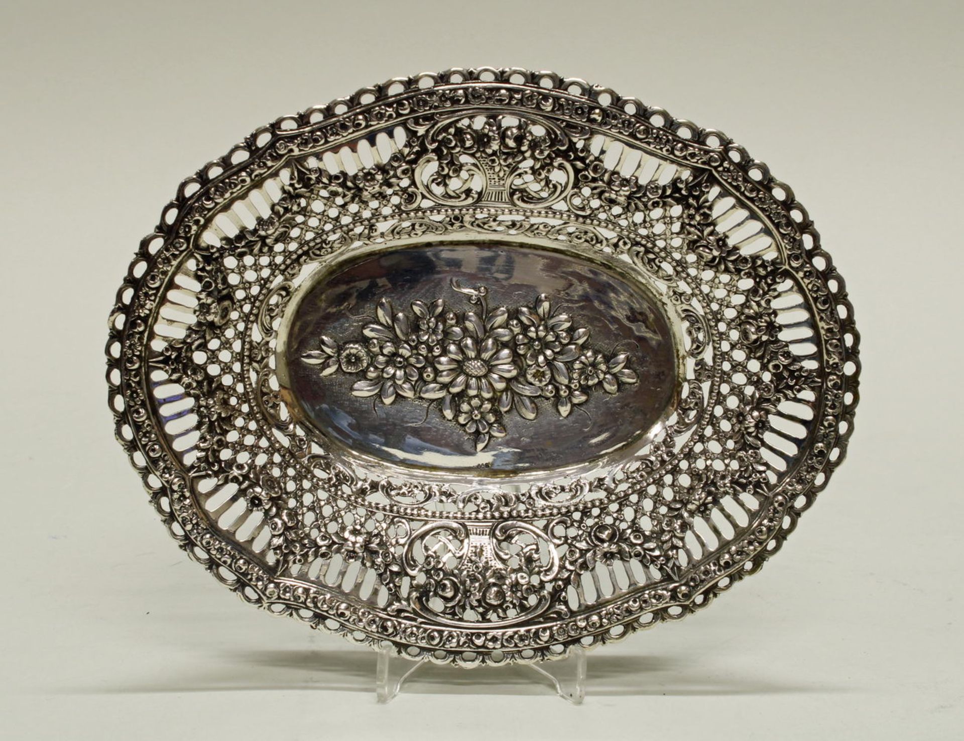 Durchbruchschale, Silber 800, floraler Reliefdekor, oval, 18.3 x 14.8 cm, ca. 122 g