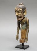 Figur, mit beweglichem Kopf und Armen, Indonesien, authentisch, Holz, Reste alter farbiger Fassung,