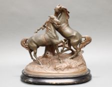 Plastik, rotbraun patiniert, "Kämpfende Pferde", Metallguss, auf Holzsockel, 41 cm bzw. 47 cm hoch