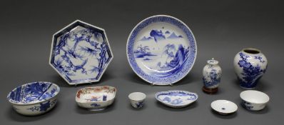 Konvolut, 9-tlg., Japan, 2. Hälfte 19. Jh., Porzellan, Arita, meist Blau-Weiß-Dekore, 3.5-16 cm h