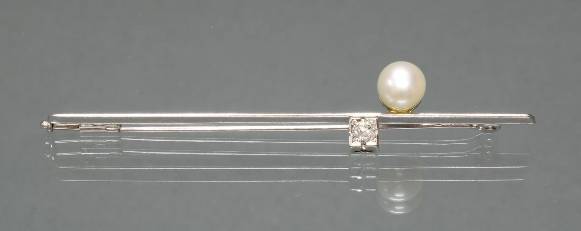 Nadel, WG 585, 1 Brillant ca. 0.17 ct., 1 Akoya-Zuchtperle, 8 cm lang, 5 g