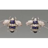 Paar Ohrstecker, 'Bienen', WG 750, Brillanten zus. ca. 0.36 ct., etwa tcr/vs-si, Saphire zus. ca. 0