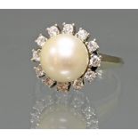 Ring, WG 585, 1 Akoya-Zuchtperle ø 10 mm, 12 Besatzdiamanten gepunzt 0.44 ct., 6 g, RM 16.5