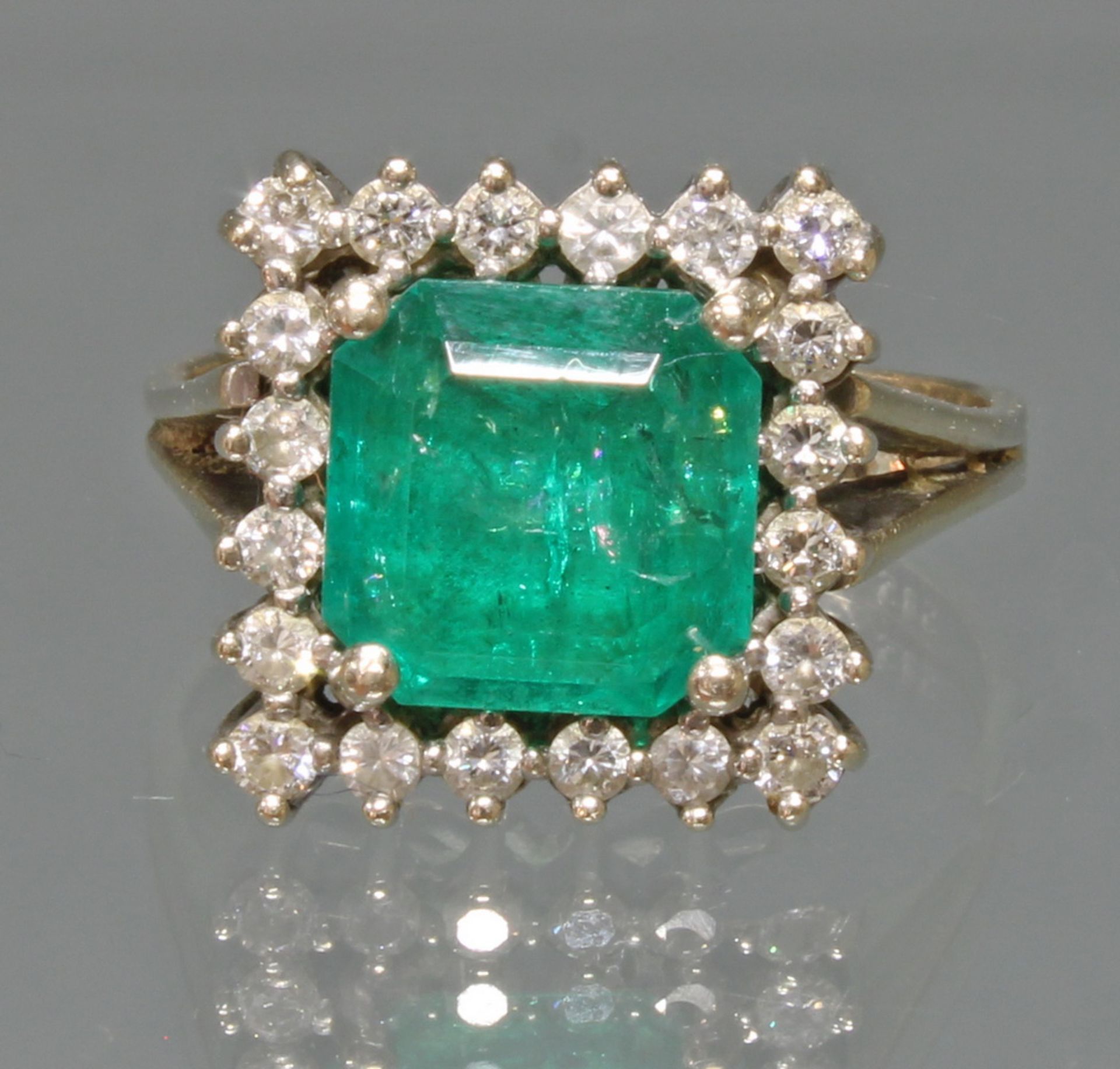 Ring, WG 585, 1 quadratisch facettierter Smaragd ca. 3.58 ct., 20 Brillanten zus. ca. 0.80 ct., etw