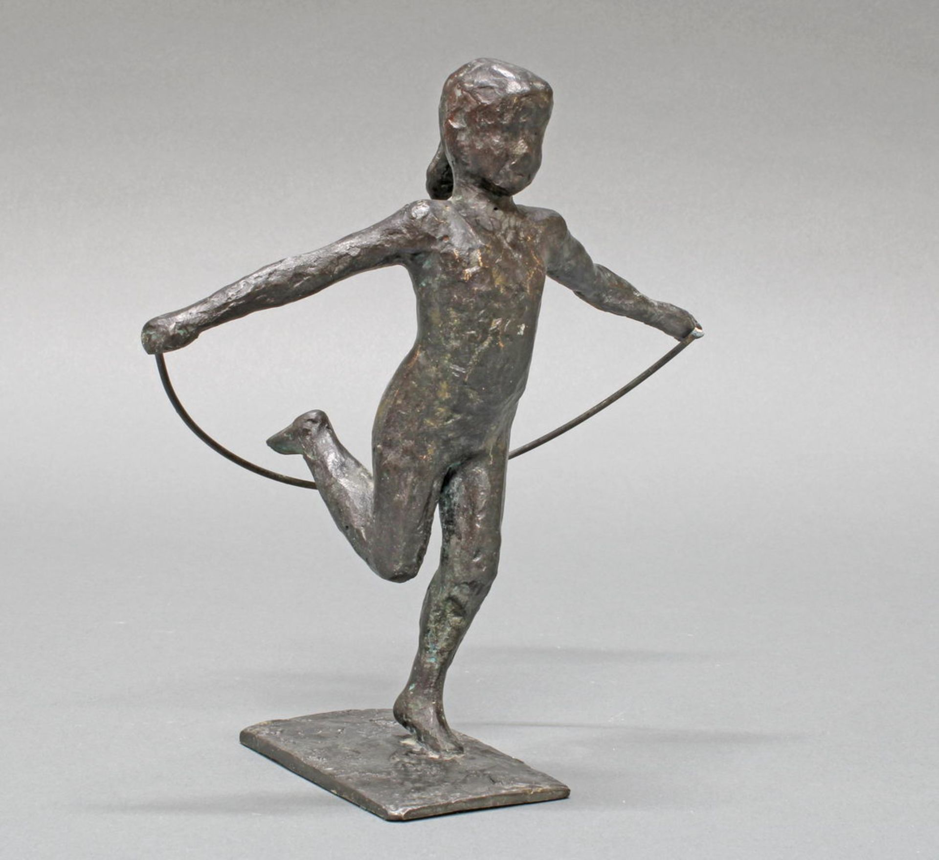 Bronze, dunkelbraun patiniert, "Springendes Kind", bezeichnet Eva B. IX -X, 18 cm hoch, Seil an ein