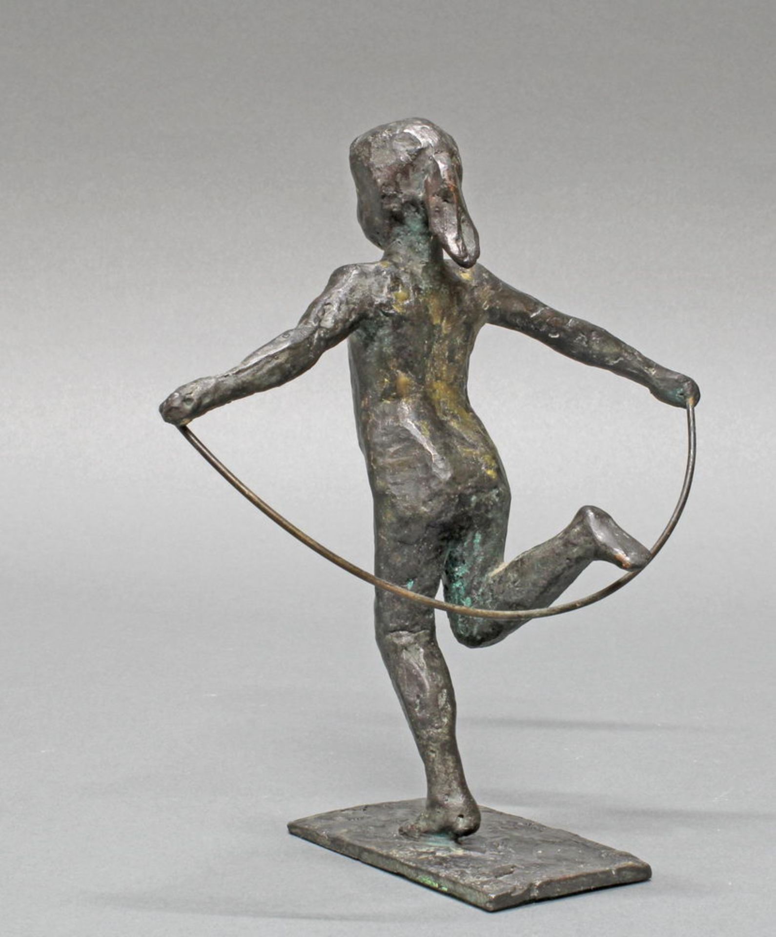 Bronze, dunkelbraun patiniert, "Springendes Kind", bezeichnet Eva B. IX -X, 18 cm hoch, Seil an ein - Image 2 of 2