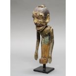 Figur, mit beweglichem Kopf und Armen, Indonesien, authentisch, Holz, Reste alter farbiger Fassung,