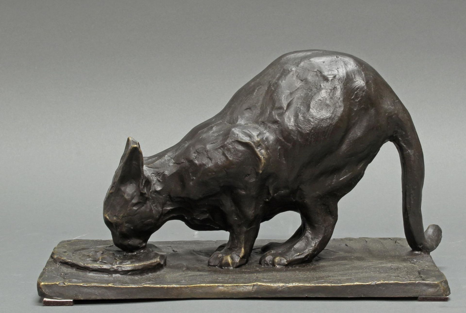Bronze, "Schleckende Katze", neuzeitlicher Guss, 20 x 33 x 18 cm