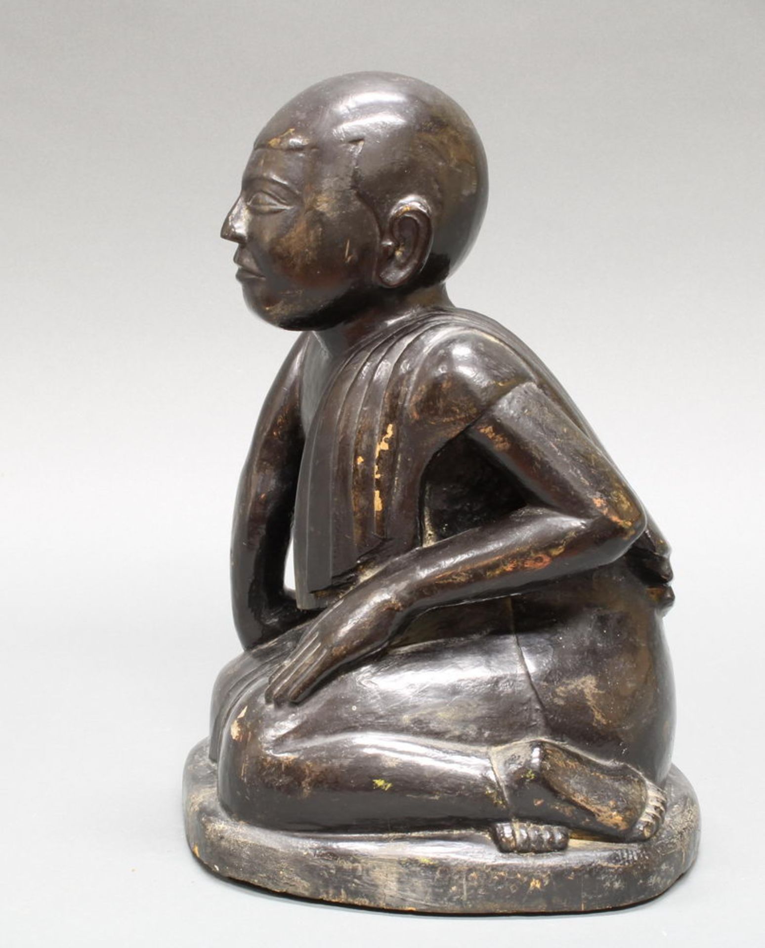 Figur, "Kniender Mönch", Burma, 19./20. Jh., Holz, schwarz lackiert, 35 cm hoch - Image 2 of 3