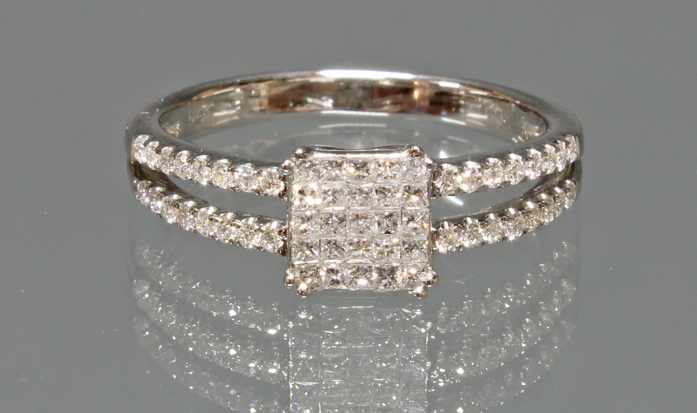 Ring, WG 750, Diamanten zus. ca. 0.20 ct., Princess cut, Brillanten zus. ca. 0.25 ct., etwa tcr/si,