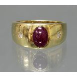 Bandring, GG 750, 1 Rubin-Cabochon, 2 kleine Brillanten, 9 g, RM 18