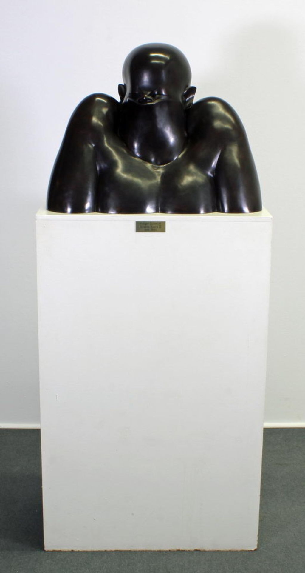 Bronze, schwarz patiniert, "Grosse Büste II", 1994, 46.5 cm hoch, 60 cm breit, weißer Holzsockel