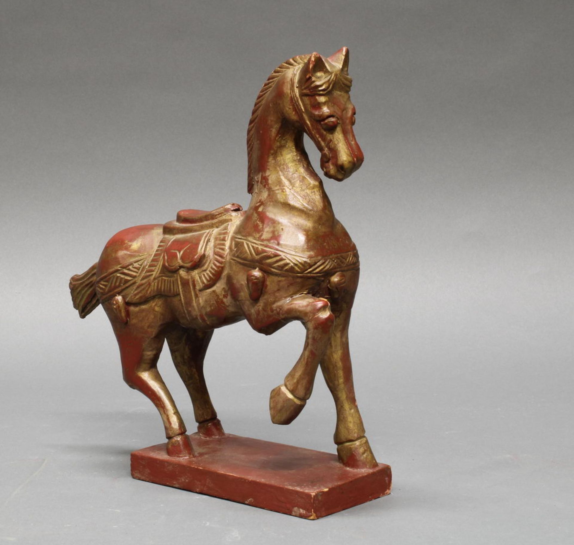 Figur, "Pferd", Nordindien, 20. Jh., Holz, rotbraun und goldfarben gefasst, 26.8 cm hoch, Beine gek