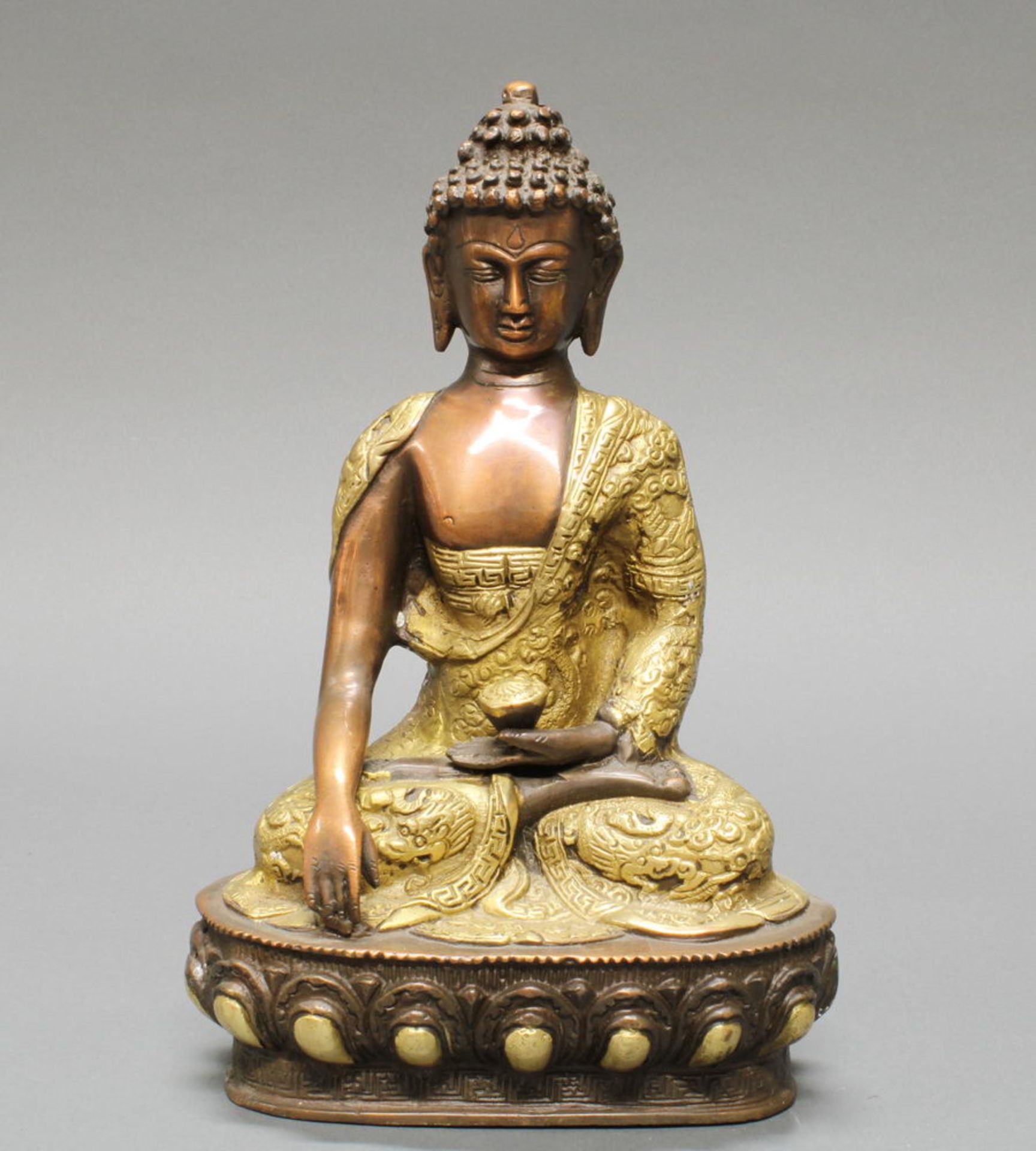 Sitzender Buddha, Nepal, 20. Jh., Messingbronze, teils vergoldet, die Hände in mudra, auf Lotossoc