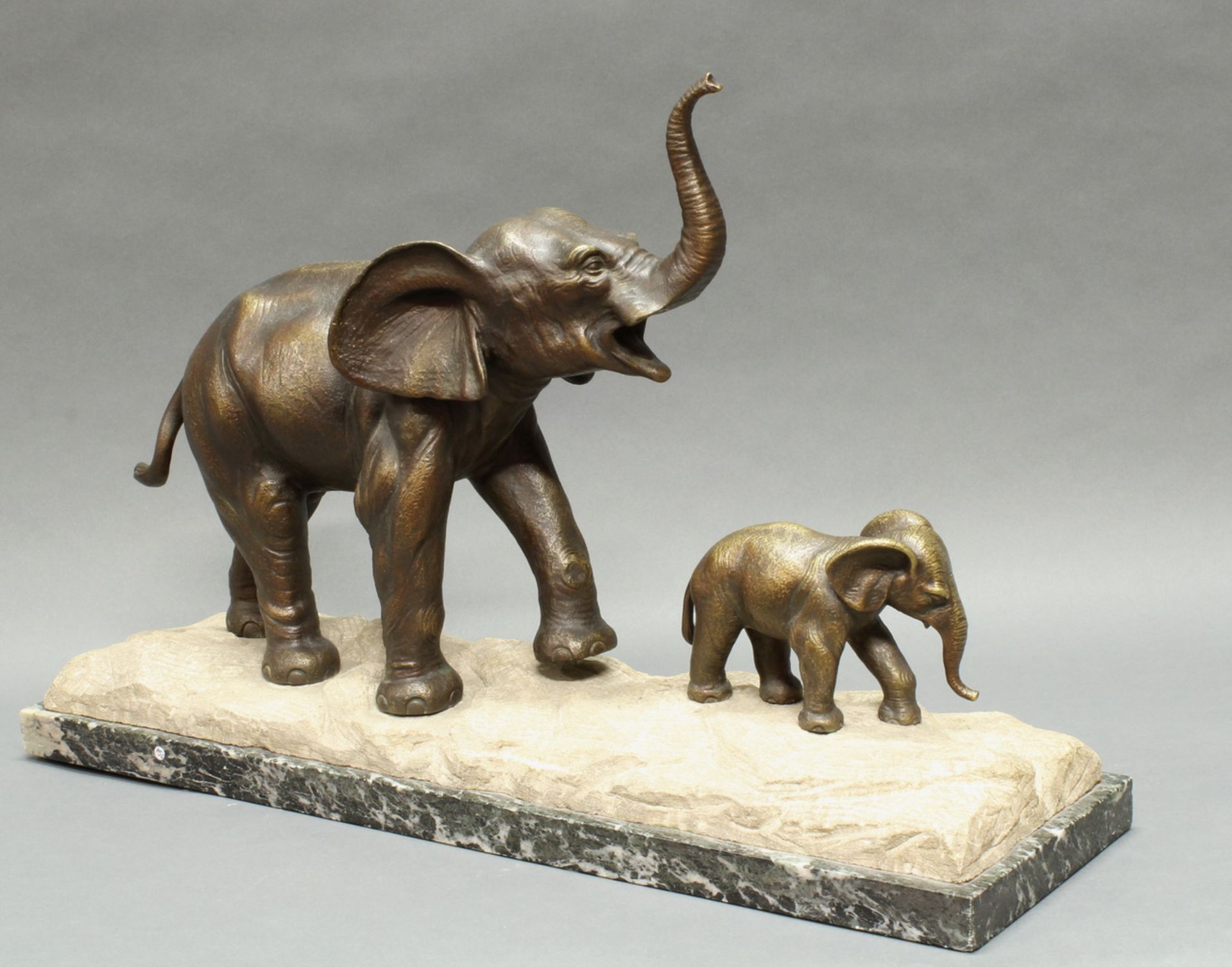 Bronze, "Elefant mit Jungtier", Marmorsockel, 39.5 cm hoch (inkl. Sockel) - Image 2 of 2