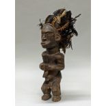 Sitzende Figur, mit Federschmuck, Fang, Afrika, Holz, ca. 50 cm hoch. Provenienz: Privatsammlung Bo