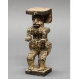 Figur, sitzend, edjo-Stil, Urhobo, Nigeria, Afrika, Holz, weißliche Patina mit schwarzen Punkten,