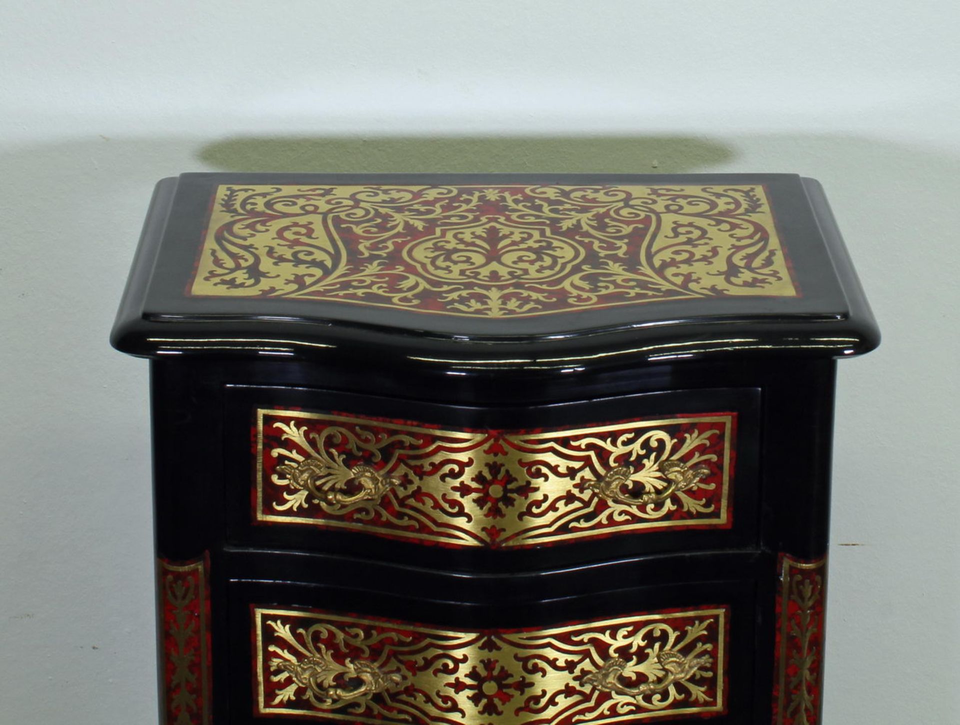 Chiffonière, französischer Boulle-Stil, neuzeitlich, Bronzeappliken, sechs Schübe, 110 x 48 x 35 - Bild 2 aus 2