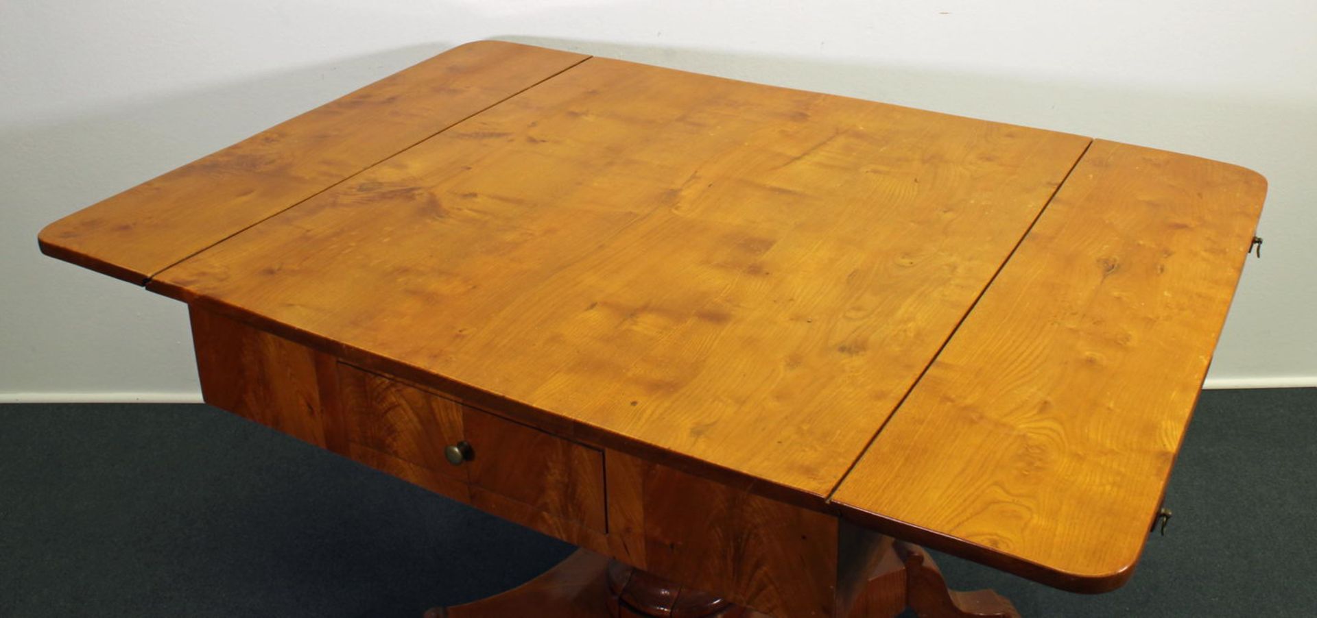 Tisch, Biedermeier, Esche, norddeutsch, Seiten klappbar, ein Schubfach, Balusterschaft auf verpassi - Image 2 of 2