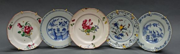 3 Fayenceteller, Delft, 18./19. Jh., diverse Motive, 1x polychrom, 2x Blaudekor, ungemarkt, ø 22.5