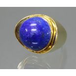 Ring, 1950er/1960er Jahre, GG 750, 1 Lapislazuli-Cabochon 17.6 x 17.2 x 11.9 mm, 22.5 g, RM 16.5, i