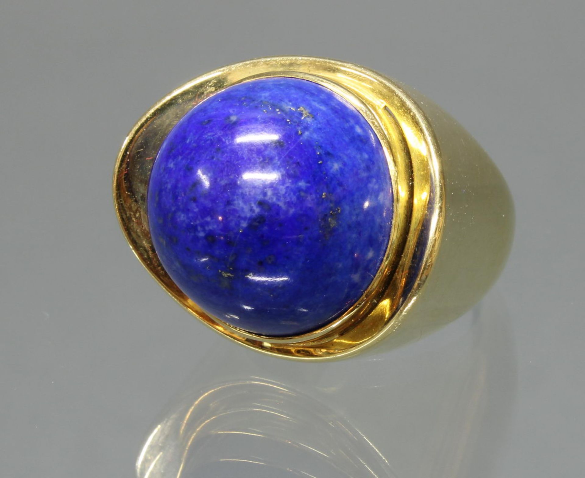 Ring, 1950er/1960er Jahre, GG 750, 1 Lapislazuli-Cabochon 17.6 x 17.2 x 11.9 mm, 22.5 g, RM 16.5, i