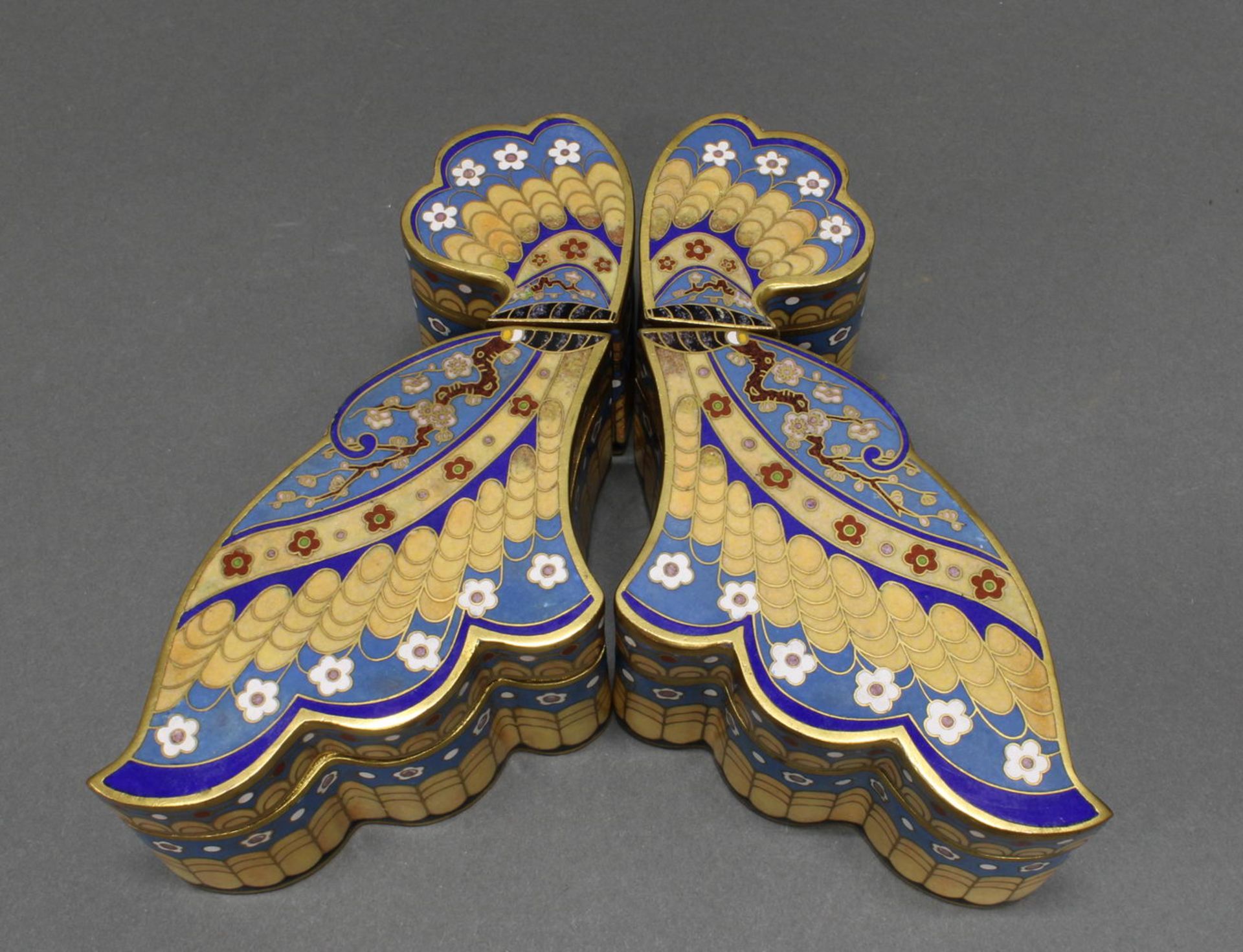 Deckeldose, "Schmetterling", wohl Frankreich, 20. Jh., Messing, farbiger Cloisonné-Dekor mit Blüt