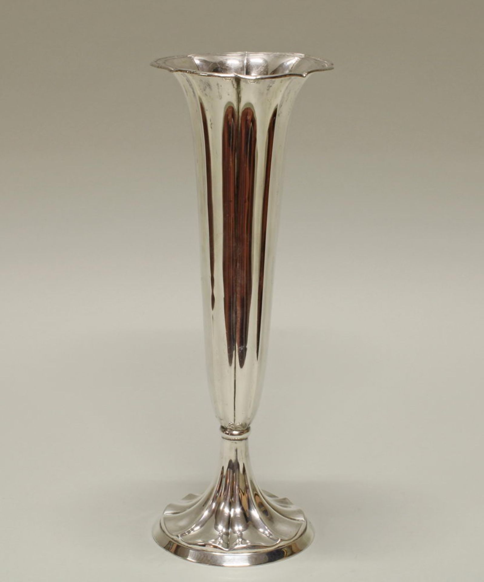 Vase, Silber 830, deutsch, gerippte Trompetenform, 32 cm hoch, ca. 268 g, kleine Lötstellen am Ran