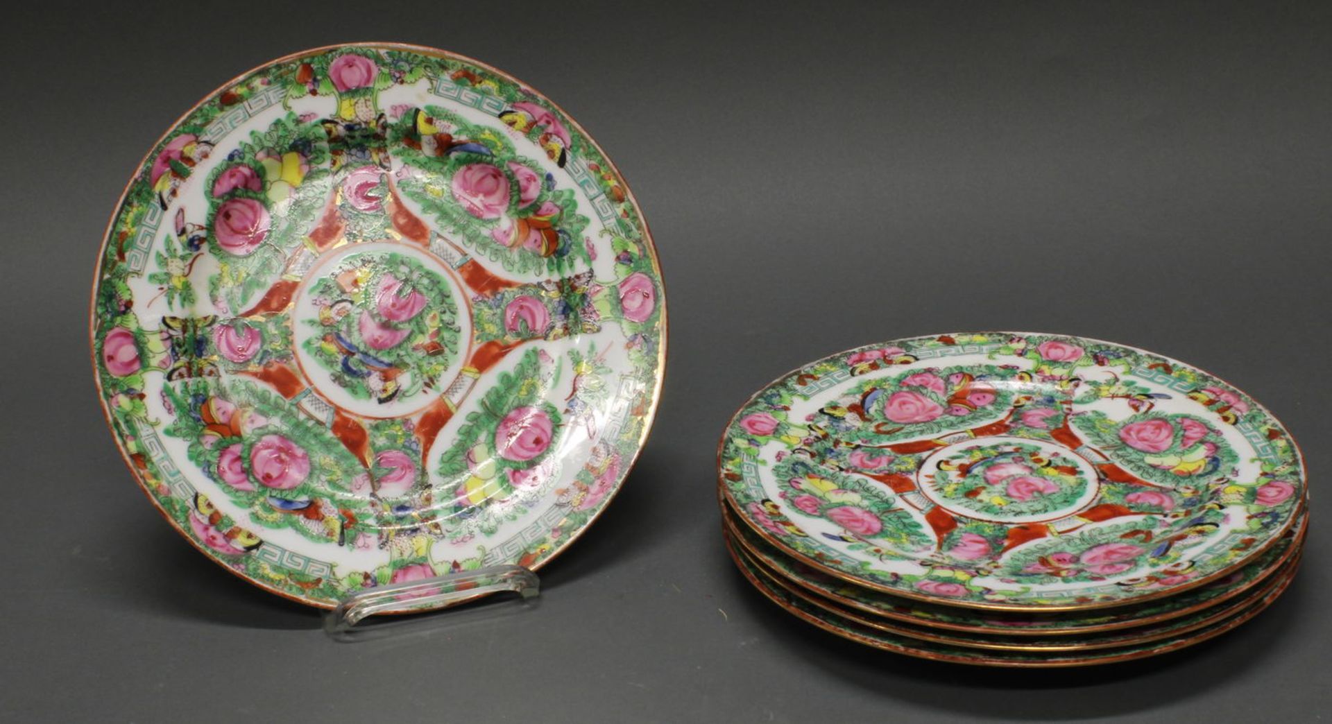 5 Teller, China, 1. Hälfte 20. Jh., Porzellan, kolorierter Umdruckdekor mit Blüten und Schmetterl